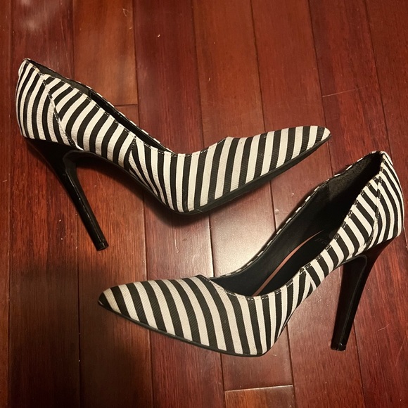 G by Guess size 7 1/2 black and white 4” heels - Picture 6 of 7